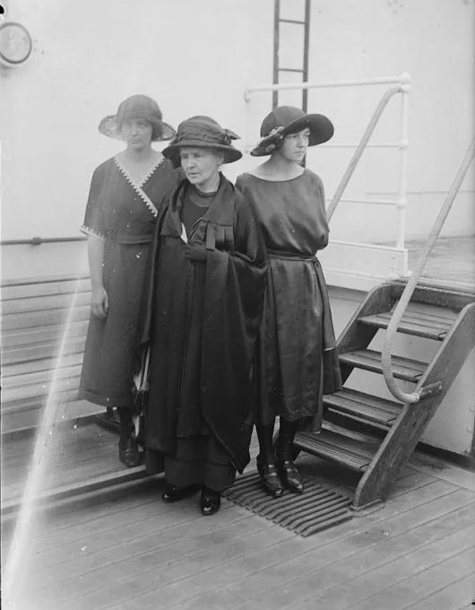 MSC-i-jej-córki-na-statku-RMS-Olympic-1921-źródło-Library-of-Congress,-Prints-&-Photographs-Division,-LC-DIG-ggbain-32661 1.png